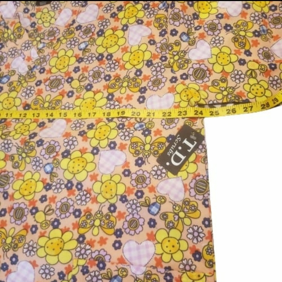 T.D. SCRUBS XL FLOWER/BUTTERFLY/HEART SCRUB/UNIFORM TOP with TAGS - Picture 8 of 15